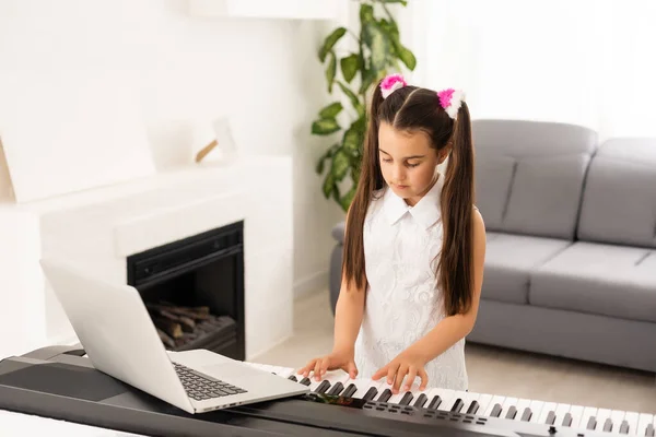 ( 영어 ) 어린 소녀 수업 시간에 피아노를 치는 모습 ( 영어 ) 온라인으로 컴퓨터 학습을 하는 모습 ( 영어 ) covid-19 crisis quarantine — 스톡 사진