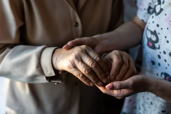 Zeer oudere overgrootmoeder en kleindochter houden elkaars hand vast — Stockfoto