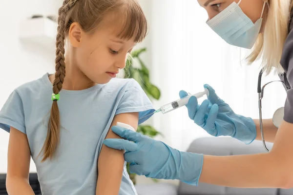 De arts maakt een kind vaccinatie — Stockfoto