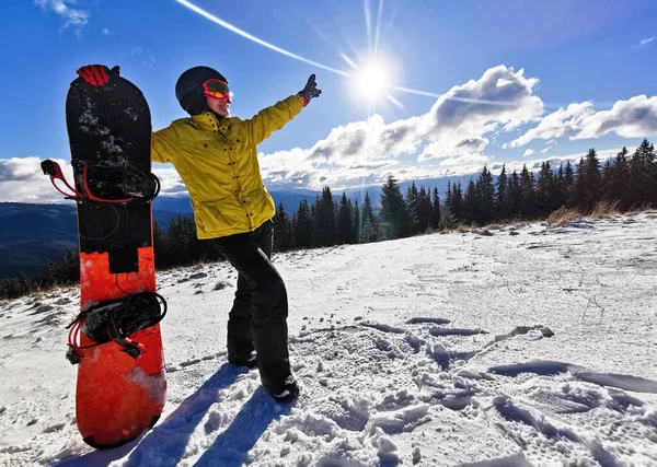 Junge glückliche Frau in verschneiten Bergen. Wintersporturlaub. — Stockfoto