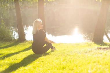 Park manzarasının tadını çıkaran bir kişi.