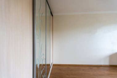 Duvardaki resimler küçük bir dairede.