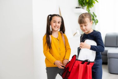 İki ilkokul öğrencisi, okula geri döndü..