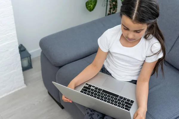 Malá holka studuje online. Karanténa. Online. — Stock fotografie