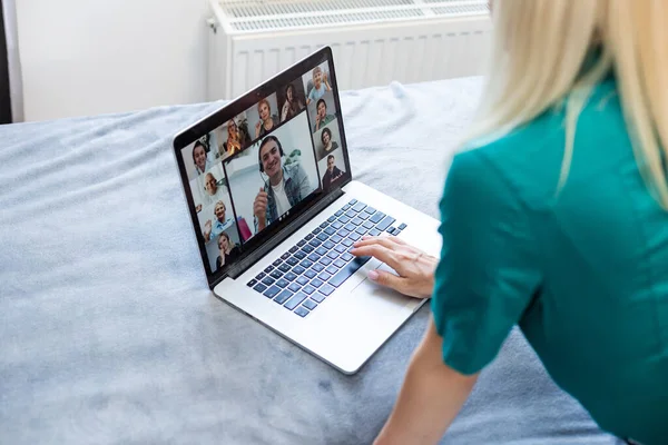 Imagem recortada de jovem usando laptop para videoconferência em casa — Fotografia de Stock