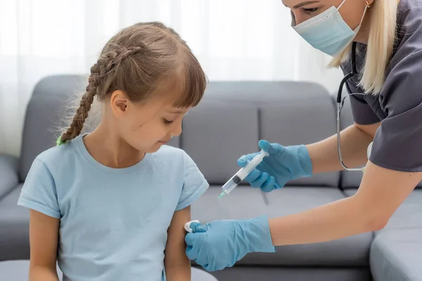 De arts maakt een kind vaccinatie — Stockfoto