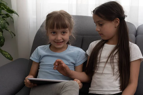 Due bambine con un tablet — Foto Stock