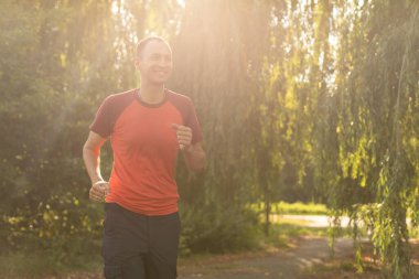 Sonbahar sabahı parkta koşan bir adam. Sağlıklı yaşam tarzı kavramı