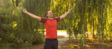 Başarılı bir adam yaz aylarında çapraz koşuda kollarını kaldırır.