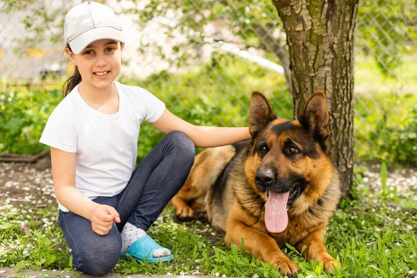 Wesoła dziewczynka z psem Owczarek niemiecki — Zdjęcie stockowe