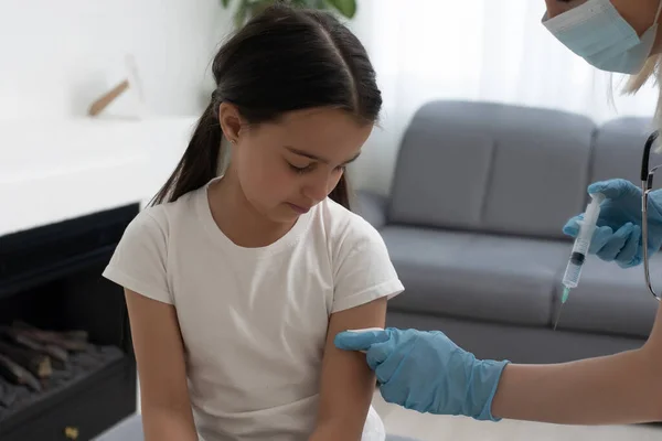 Meisje krijgt vaccinatie van kinderarts op kantoor — Stockfoto