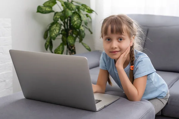 Homeschool piccola studentessa che impara internet virtuale classe online da insegnante di scuola da riunione a distanza a causa di pandemia covid. Femmina insegnamento della matematica utilizzando cuffie. — Foto Stock