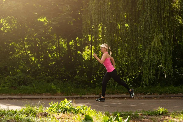 Kocogó nő fut a parkban — Stock Fotó