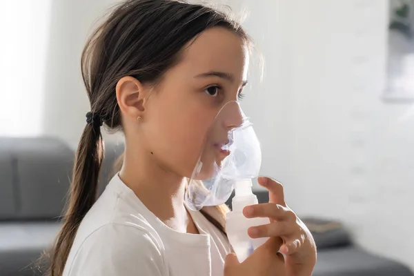 Menina doente faz inalação sobre fundo cinza com espaço de cópia. Menina fazendo inalação com nebulizador em casa. criança asma inalador inalador nebulizador vapor tosse doente — Fotografia de Stock