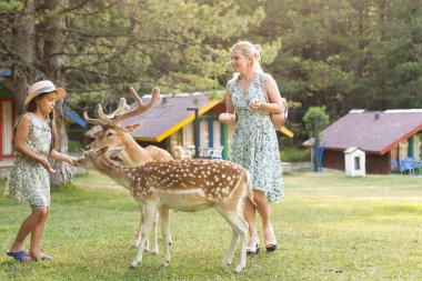 Geyikli mutlu küçük kız. aile hafta sonu