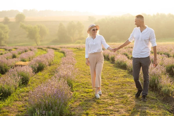 Bella coppia sul campo di lavanda — Foto Stock