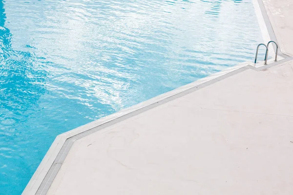 Échelle de barres d'appui dans la piscine bleue — Photo
