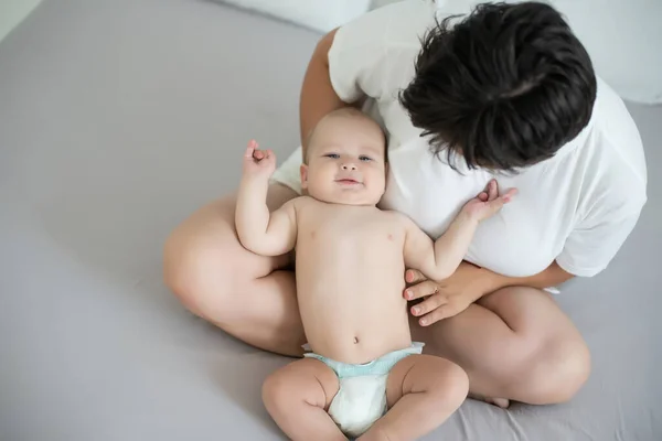 Portré egy anya vele 6 hónapos baba, felső nézet pont — Stock Fotó