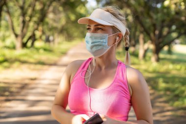 COVID-19. Kadınlar salgın sırasında spor olsun diye sokak sporlarına giderler. Avrupa 'da Coronavirüs.