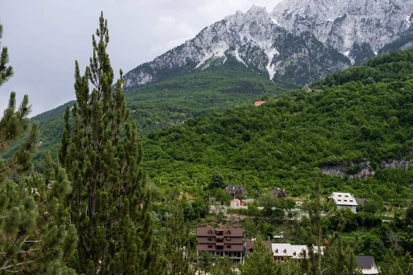 Paysage de montagne dans le parc national Theth dans les Alpes albanaises. — Photo