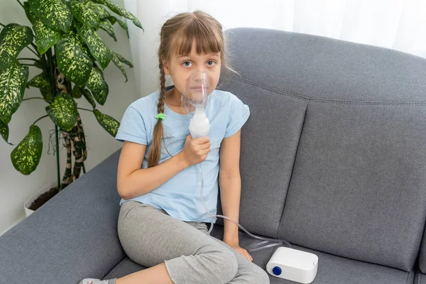 Petite fille faisant inhalation avec nébuliseur à la maison. enfant asthme inhalateur inhalation nébuliseur vapeur mal toux concept. — Photo
