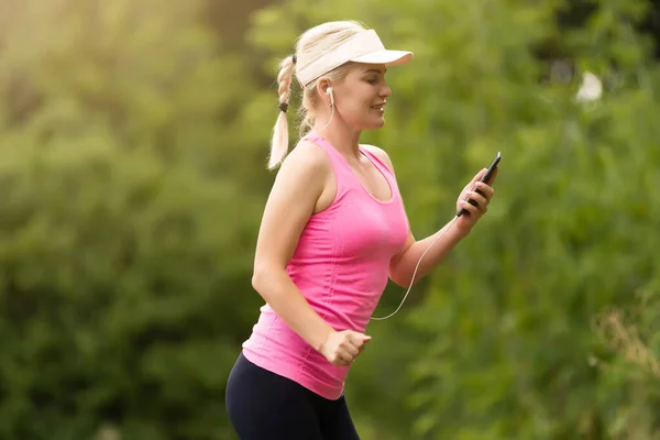 Stile di vita sano fitness donna sportiva corridore in esecuzione nel sentiero forestale — Foto Stock