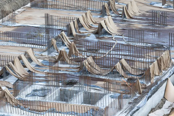 Nahaufnahme des Hausfundaments aus Betonschalungsblöcken, die mit Mörtel und Bewehrungsstäben gefüllt sind — Stockfoto