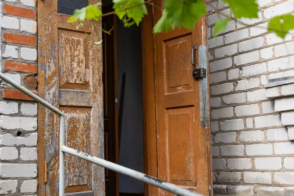 Een bruine geopende deur in een oud huis — Stockfoto