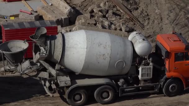 Arbeiter fertigen Metallbewehrung für das Fundament — Stockvideo