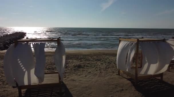 Vista aerea sulla spiaggia sabbiosa di Durazzo con lettini e ombrelloni durante l'alba — Video Stock