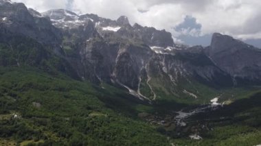 Arnavutluk Alpleri 'ndeki güzel dağlar, üçüncü ulusal park