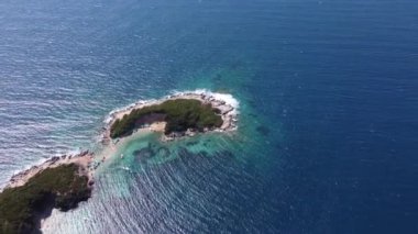 İlahi tropikal kıyı şeridi manzarası, Arnavutluk 'taki cennet plajı, tatiller, tatil konsepti