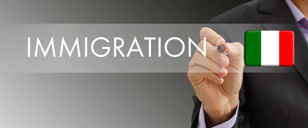 Man hand drukt het woord immigratie op een virtueel zoekscherm. Online aanvraag voor immigratie. — Stockfoto
