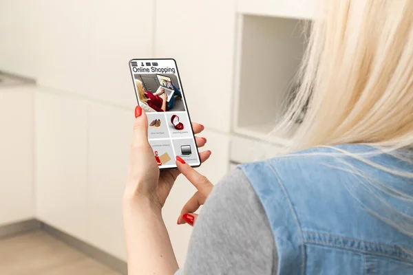 Teléfono inteligente compras en línea en la mano de la mujer. Conexión de red en pantalla móvil. Pagos en línea — Foto de Stock
