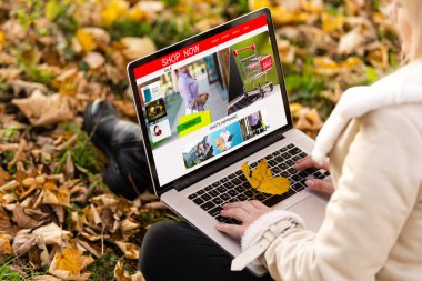 Dizüstü bilgisayarı olan kadın. Kalıcı ikamet kartı. ABD 'nin yeşil kartı.