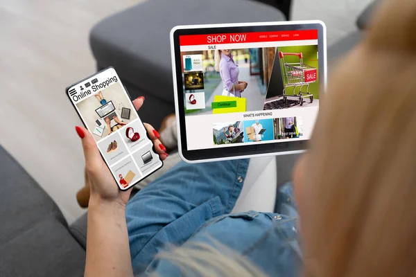 Akıllı telefon internetten kadın eli alışverişi. Mobil ekranda ağ bağlantısı. Ödemeler çevrimiçi