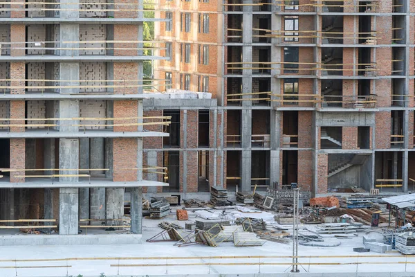 Baustelle. Gerüste. Baugerüst. Außenseite des unvollendeten Gebäudes. Moderner Tiefbau. Bauindustrie — Stockfoto