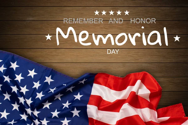 Happy Memorial Day. Amerikanische Flaggen mit dem Text REMEMBER Honor vor einem Tafelhintergrund. — Stockfoto