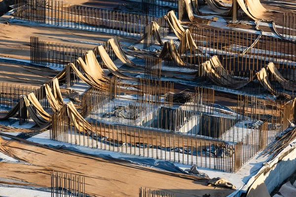 Die riesige Metallkonstruktion auf der Baustelle, Luftaufnahme — Stockfoto
