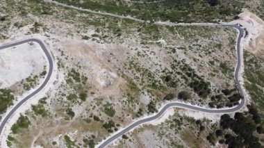 Arnavutluk 'un dağlarında yol.