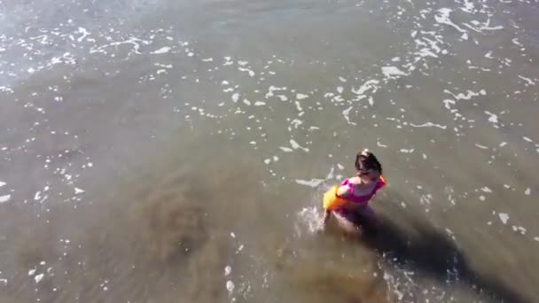Entzückende kleine Mädchen haben Spaß am tropischen weißen Sandstrand — Stockvideo