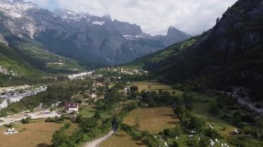 Arnavutluk 'un Arnavut Alplerinde Güzel Theth Vadisi ve Thethi