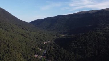 Arnavutluk 'taki Llogara geçidinde dağlarda yol.
