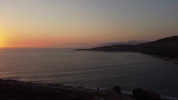 Güzel deniz manzarası. Arnavutluk 'ta İyon Denizi kıyısındaki sahil, İHA' dan görüntü — Stok video