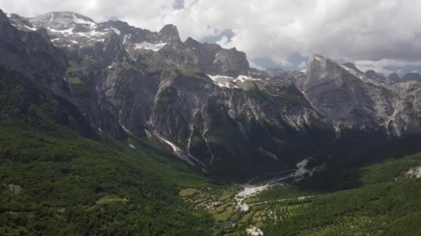 Hermosas montañas en los Alpes albaneses, el parque nacional — Vídeos de Stock