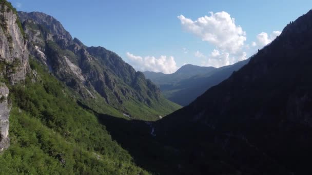 Park Narodowy Theth, Albania. Widok z lotu ptaka albańskiego o wschodzie słońca. Latanie nad zielonymi drzewami z widokiem na wioskę Thethi i majestatyczne góry. Przeklęte góry w Albanii Prokletije — Wideo stockowe