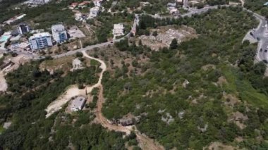 Arnavutluk 'un dağlarında yol.