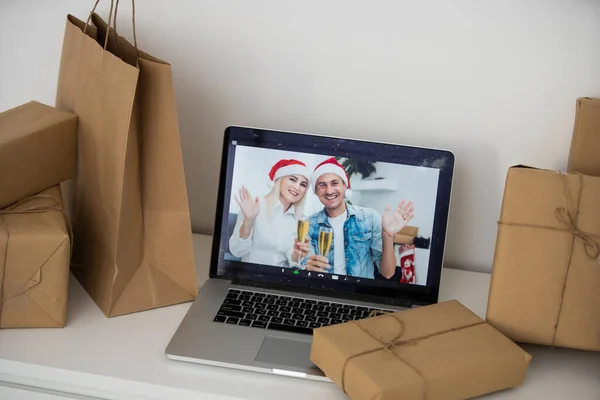 Ordinateur portable sur table de Noël Joyeux avec des boîtes cadeaux. Site de commerce électronique Noël achats en ligne et livraison, bannière. — Photo