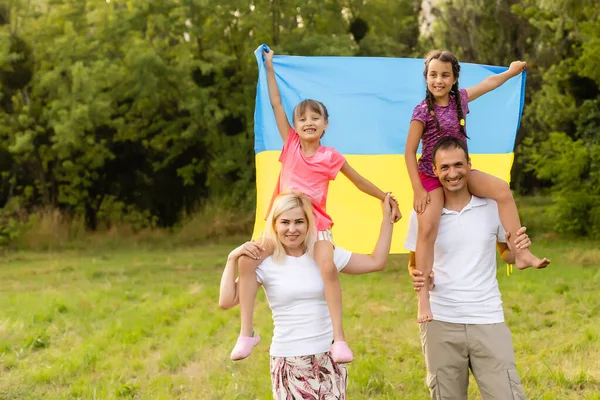 Dzień Flagi Niepodległości Ukrainy. Dzień Konstytucji. rodzina z flagą Ukrainy na polu. 24 sierpnia. Święto patriotyczne. — Zdjęcie stockowe