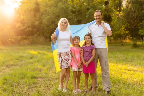 Щаслива родина з прапором України в польових умовах. спосіб життя — стокове фото